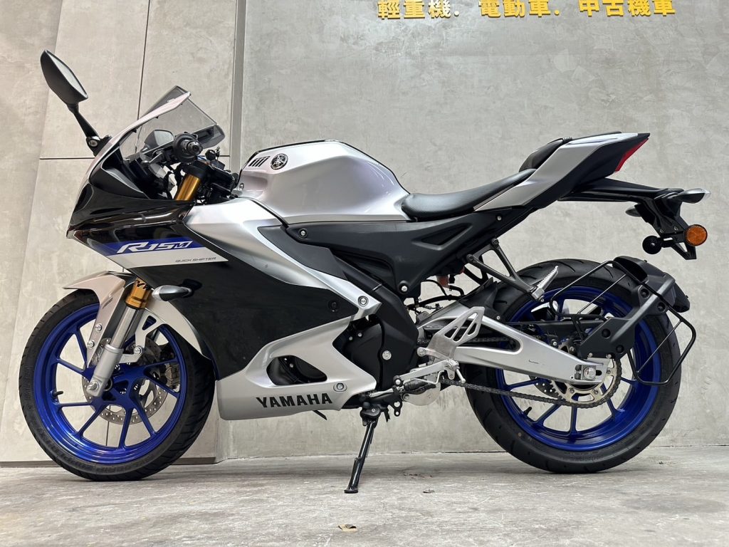 YAMAHA R15