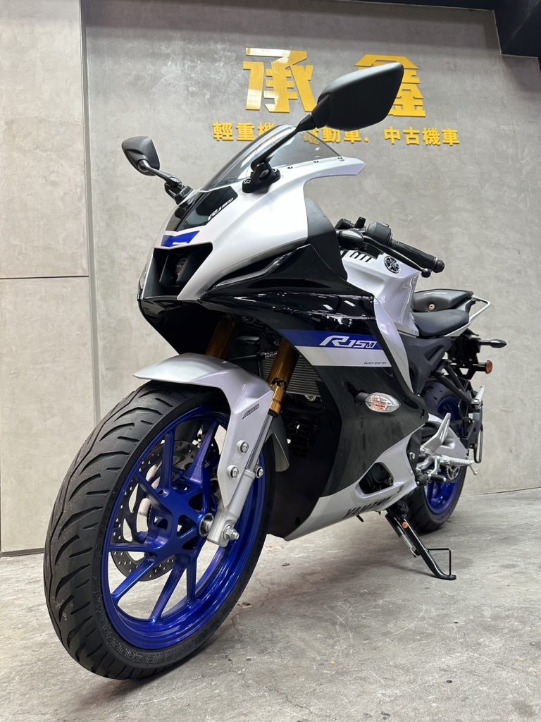YAMAHA R15