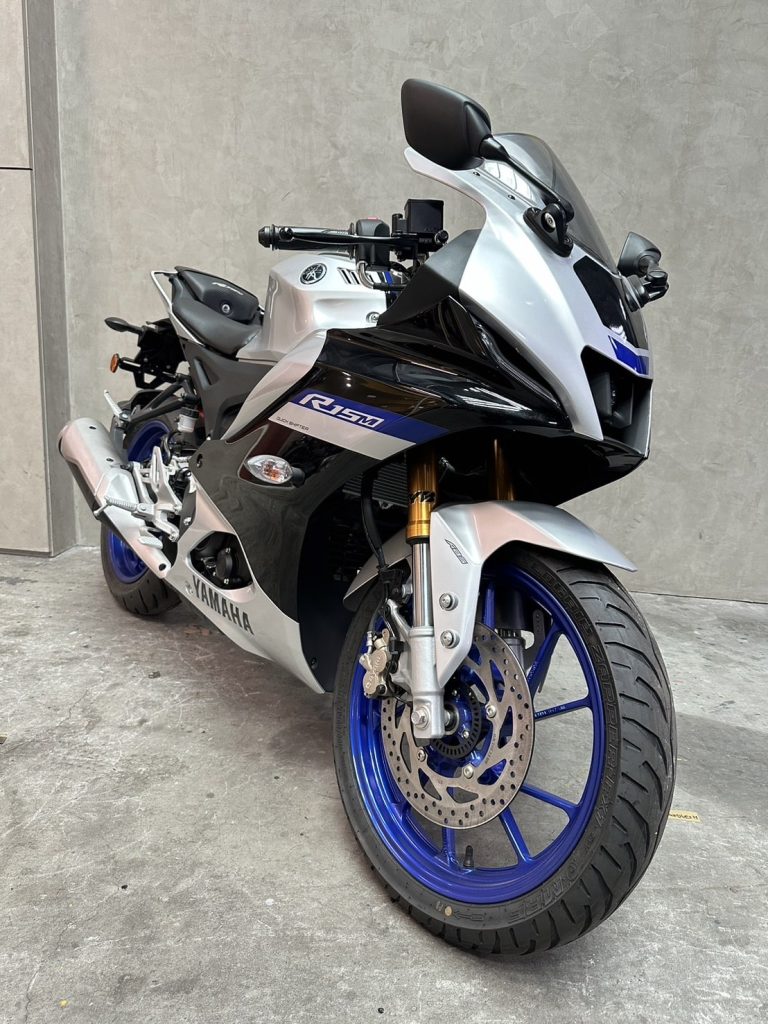 YAMAHA R15