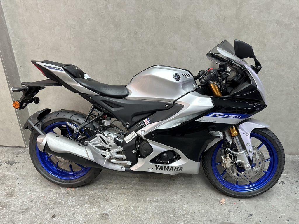 YAMAHA R15